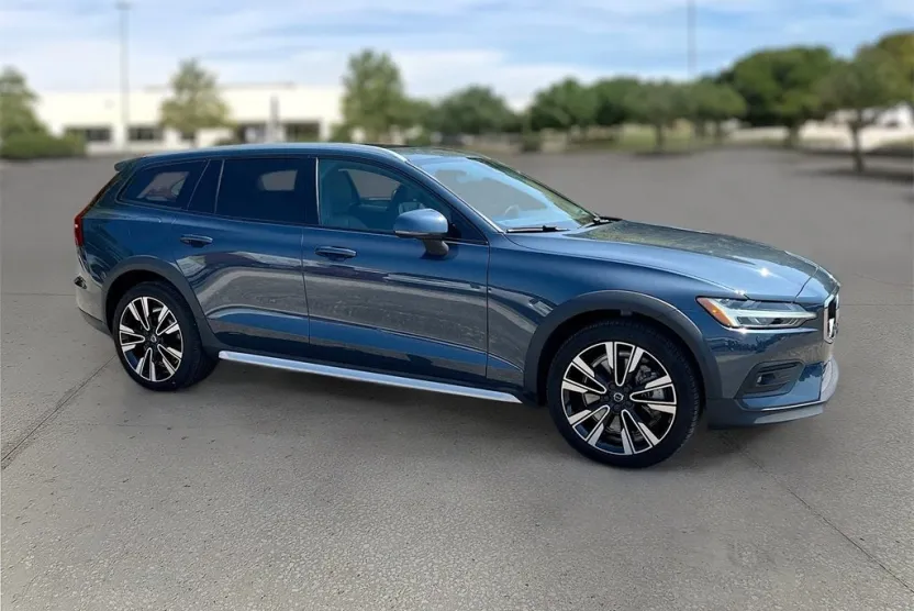 2023 Volvo V60 Cross Country Ultimate photo 1