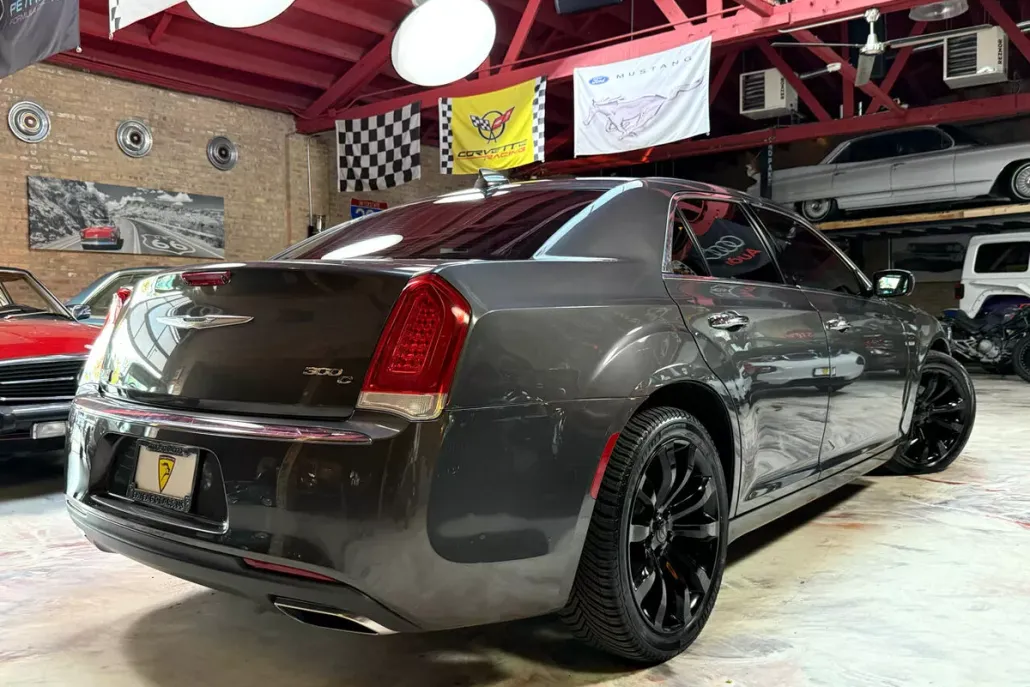 2015 Chrysler 300 C photo 1
