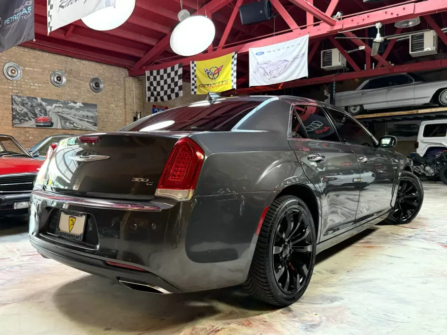 2015 Chrysler 300 C photo 1