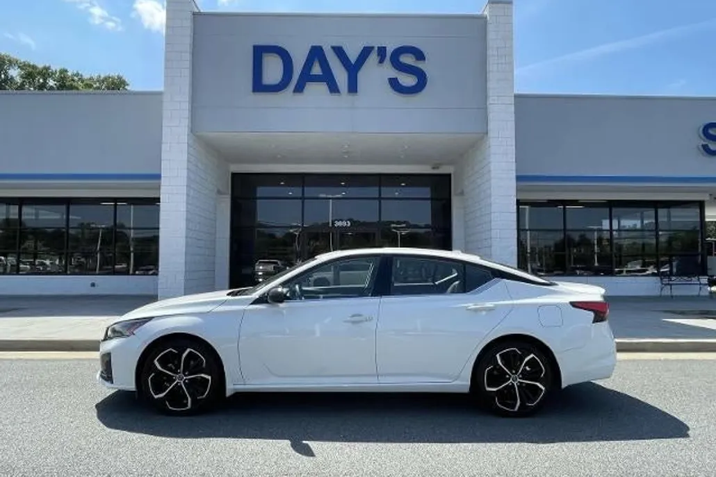 2023 Nissan Altima 2.5 SR photo 1