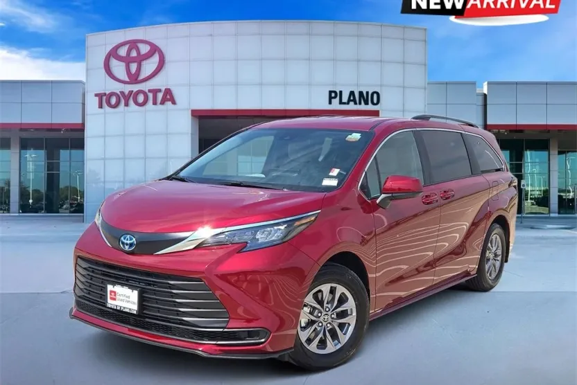 2025 Toyota Sienna LE photo 1