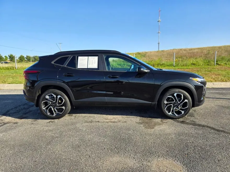 2025 Chevrolet Trax photo 1