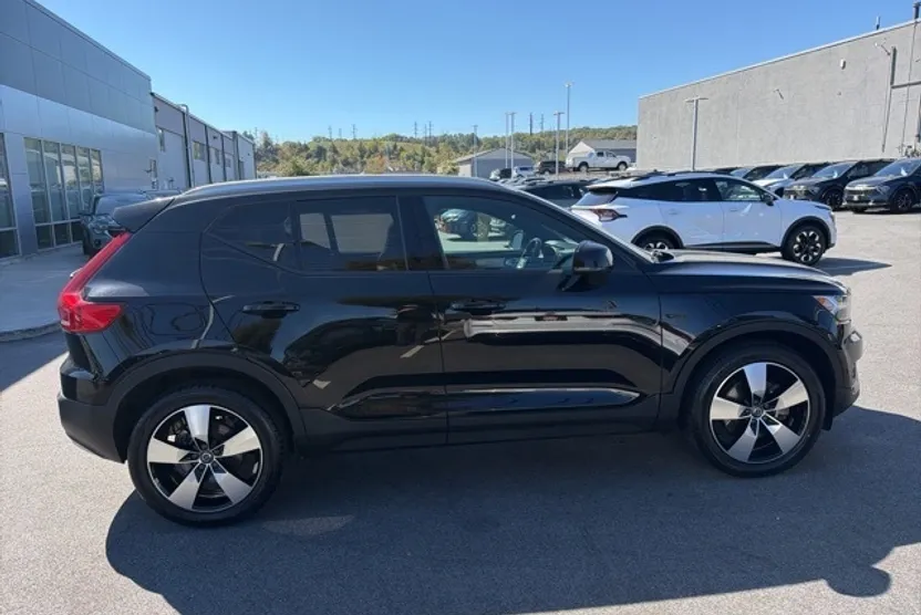 2019 Volvo XC40 Momentum photo 1