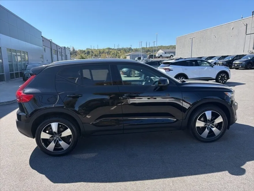 2019 Volvo XC40 Momentum photo 1