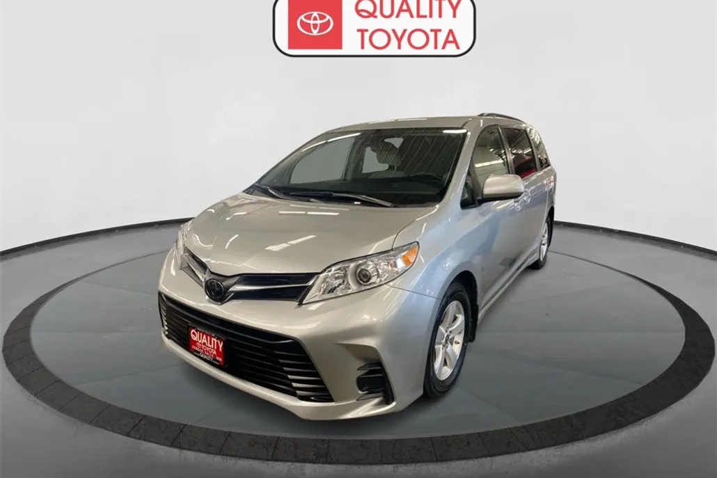 2020 Toyota Sienna LE photo 1
