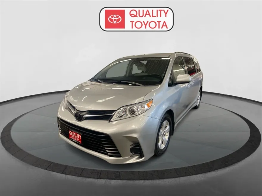 2020 Toyota Sienna LE photo 1