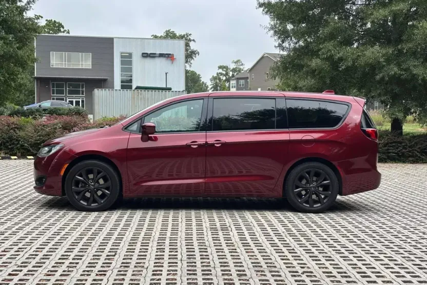 2019 Chrysler Pacifica Touring Plus photo 1