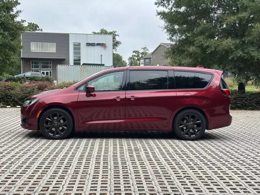 2019 Chrysler Pacifica Touring Plus photo 1