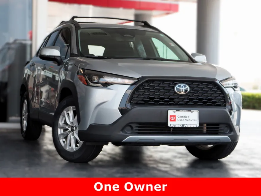 2024 Toyota Corolla Cross LE photo 1