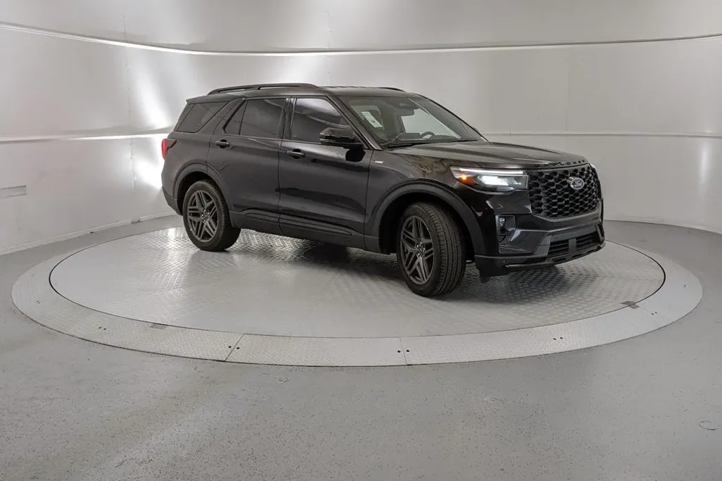 2025 Ford Explorer ST-Line photo 1