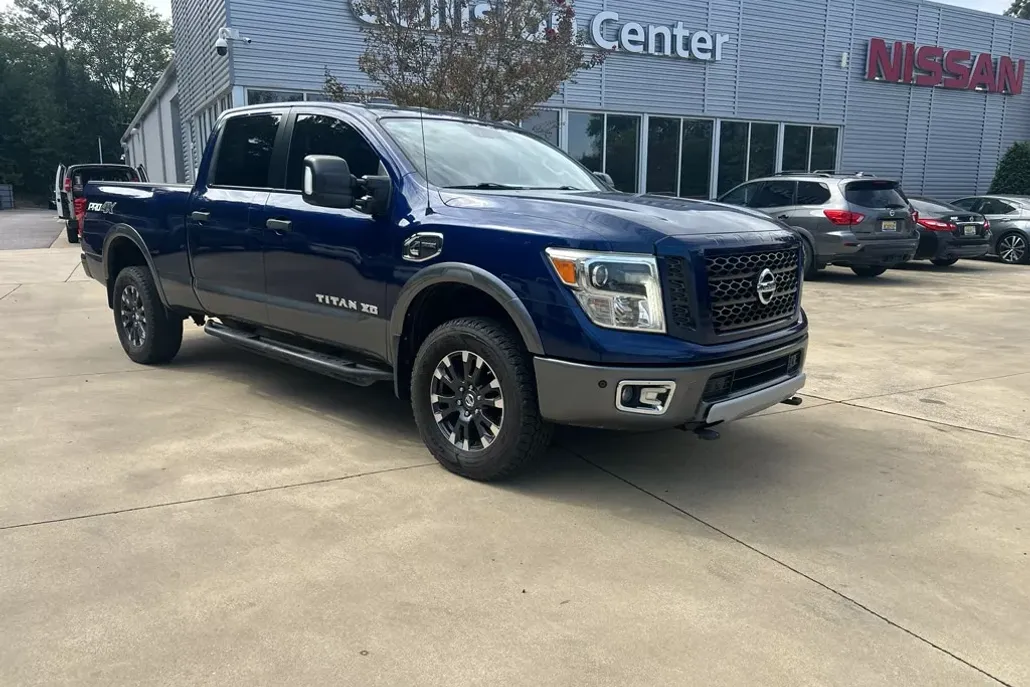 2017 Nissan Titan PRO-4X Crew Cab photo 1