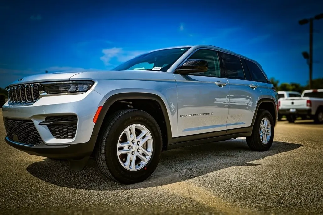 2023 Jeep Grand Cherokee Laredo photo 1