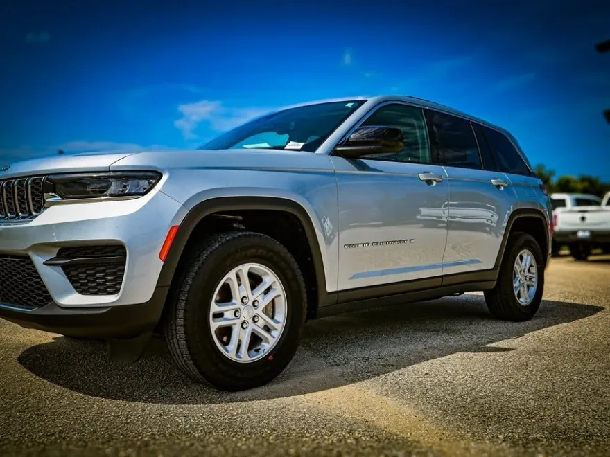 2023 Jeep Grand Cherokee Laredo photo 1