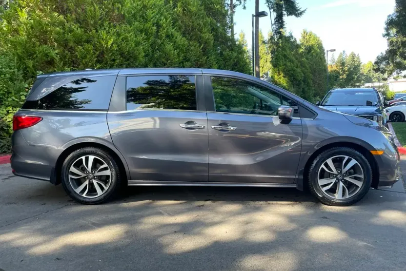 2021 Honda Odyssey Touring photo 1