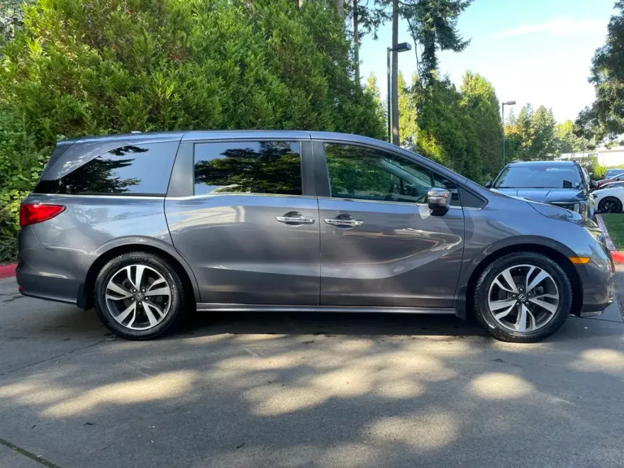 2021 Honda Odyssey Touring photo 1