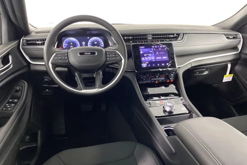 2025 Jeep Grand Cherokee Laredo Altitude photo 1