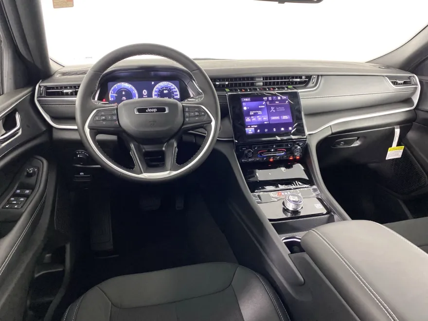 2025 Jeep Grand Cherokee Laredo Altitude photo 1