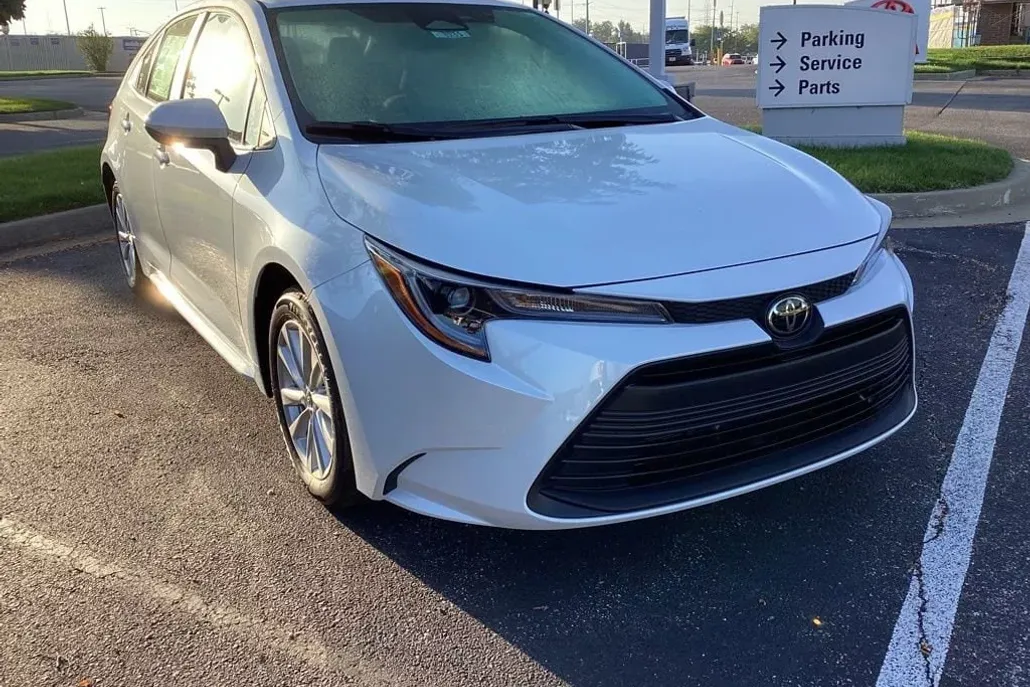 2026 Toyota Corolla LE photo 1