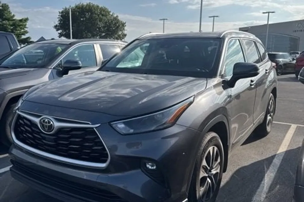 2022 Toyota Highlander XLE photo 1
