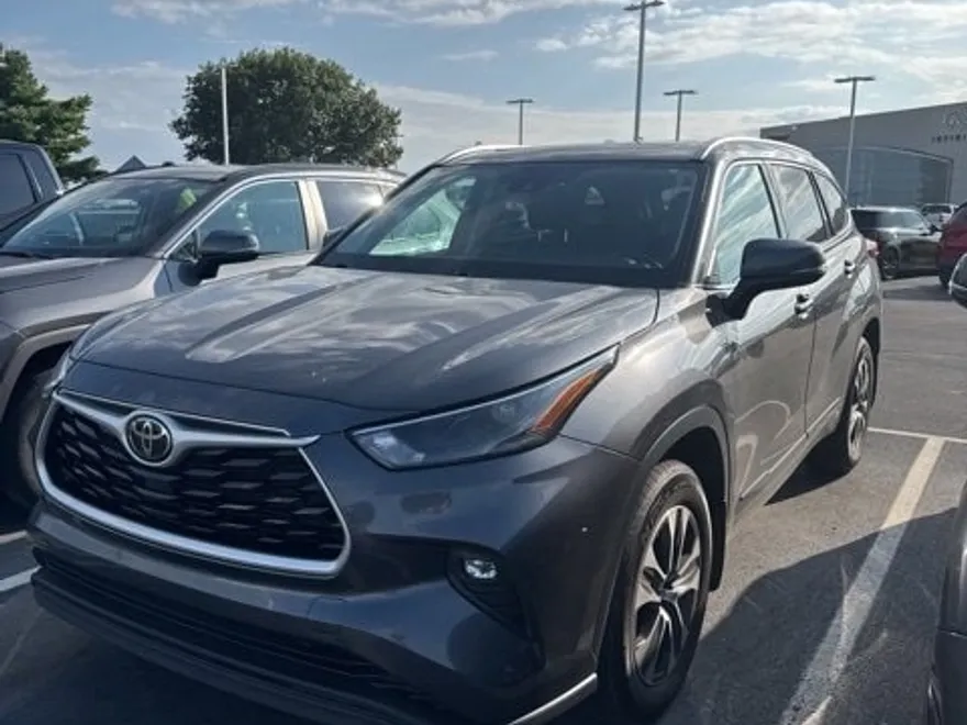 2022 Toyota Highlander XLE photo 1