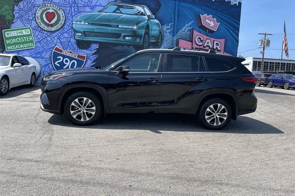 2023 Toyota Highlander XLE photo 1