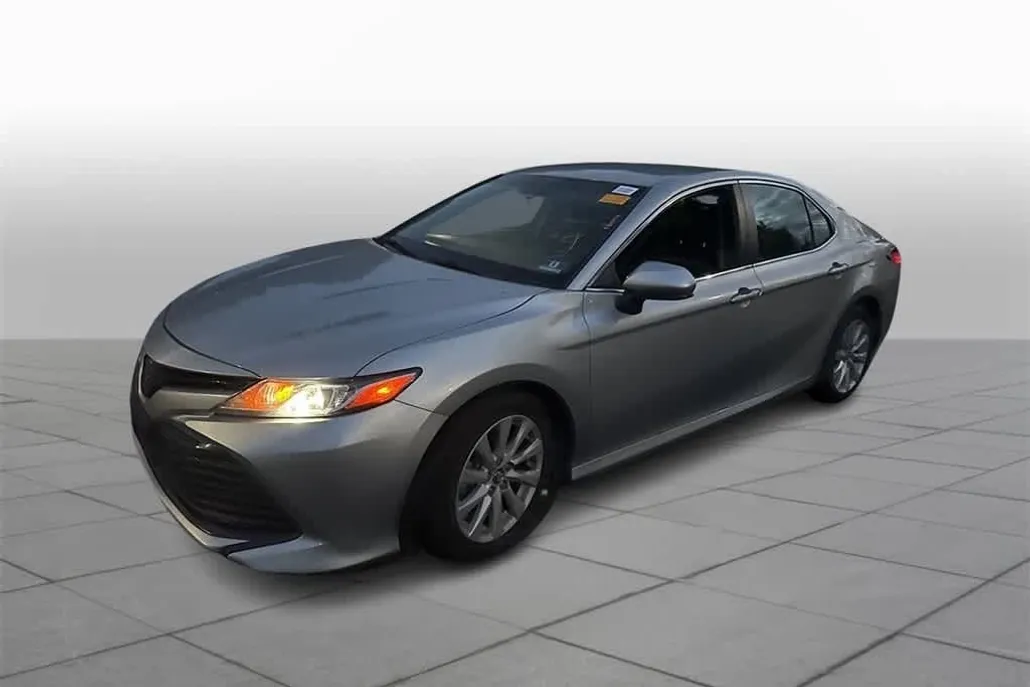 2018 Toyota Camry LE photo 1