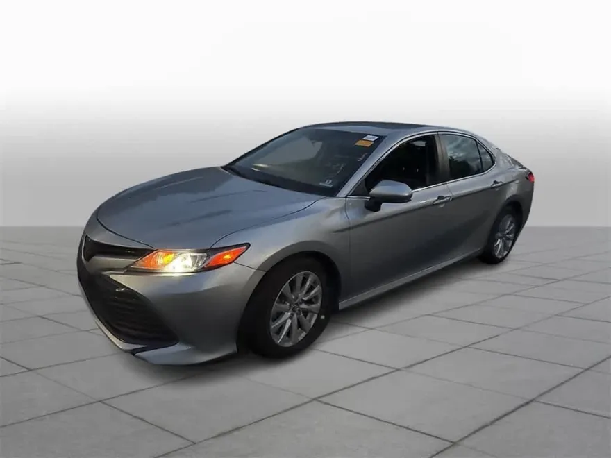 2018 Toyota Camry LE photo 1