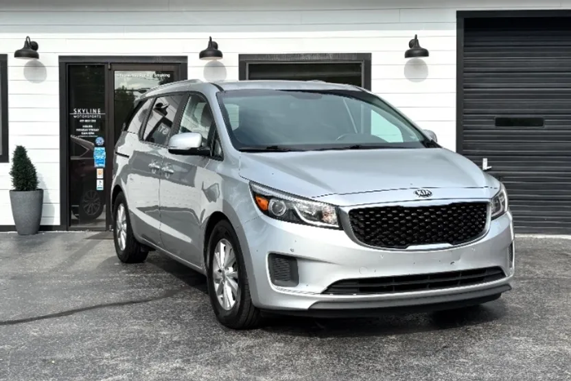 2017 Kia Sedona LX photo 1