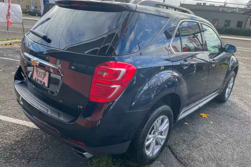 2017 Chevrolet Equinox LT photo 1