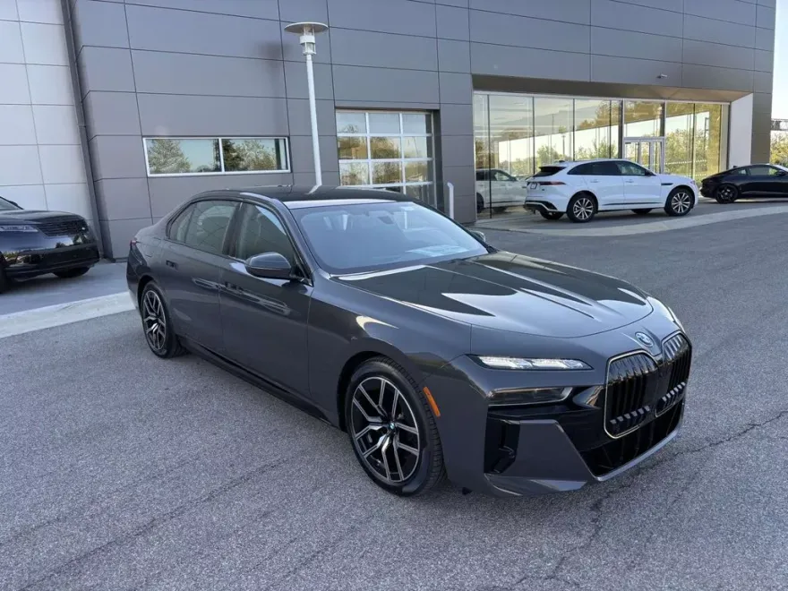 2026 Bmw 750e photo 1