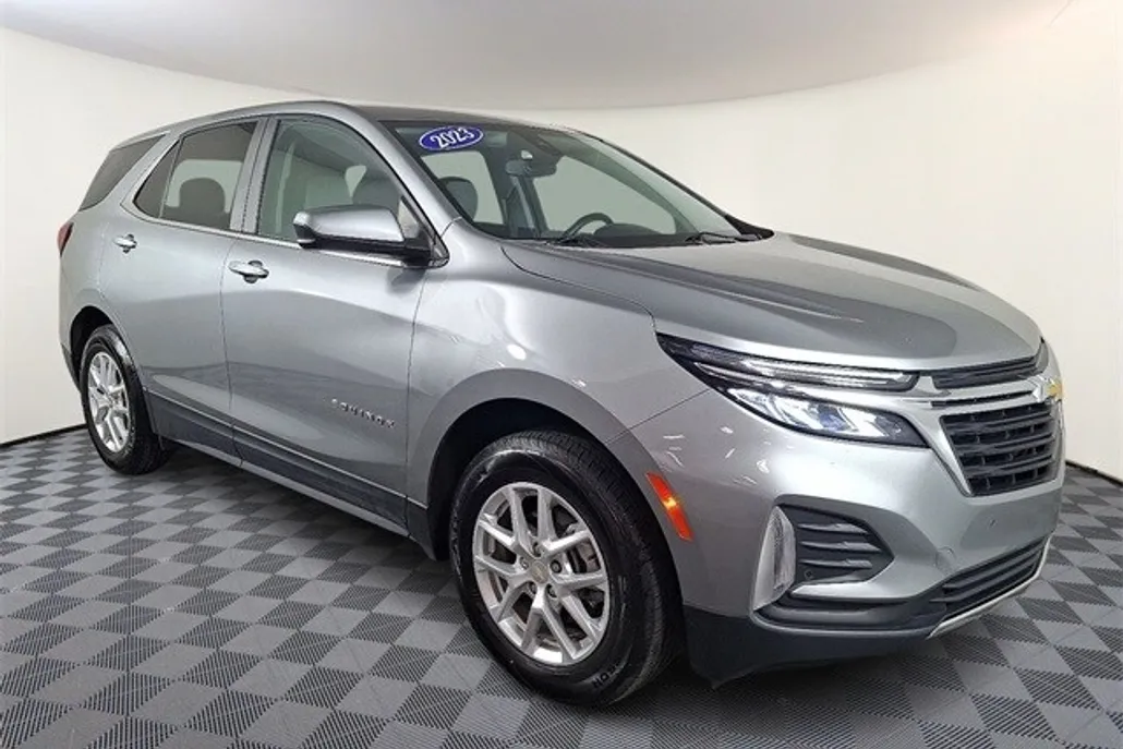 2023 Chevrolet Equinox LT photo 1