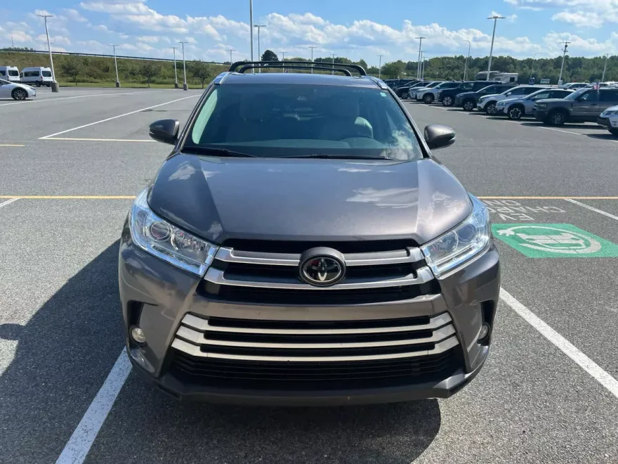 2019 Toyota Highlander XLE photo 1