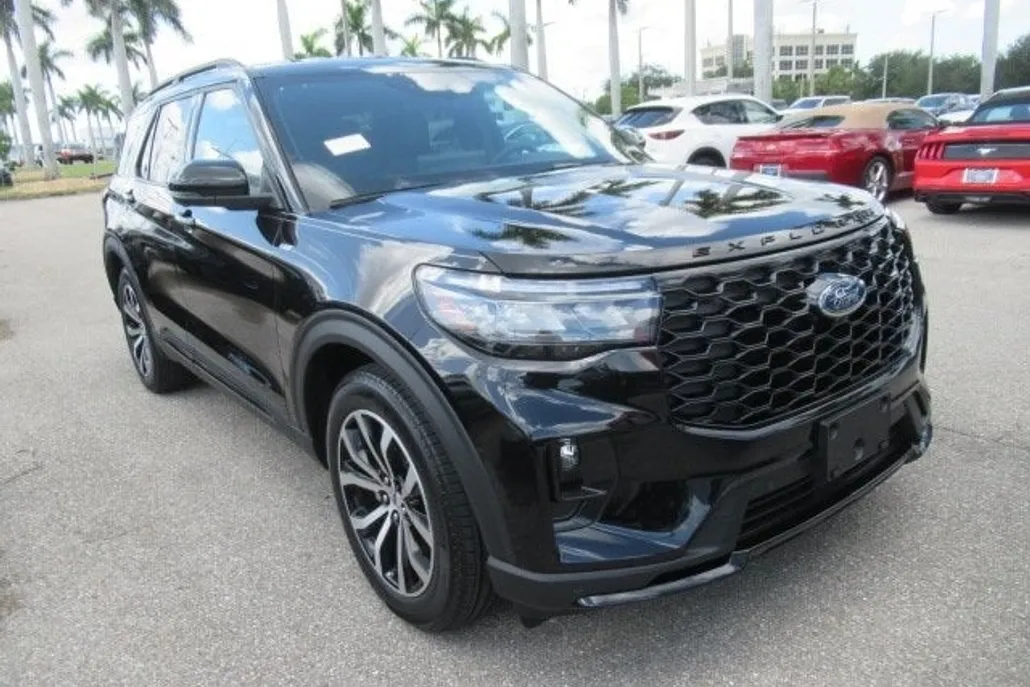 2025 Ford Explorer ST-Line photo 1