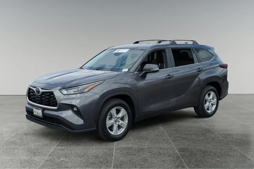 2024 Toyota Highlander LE photo 1