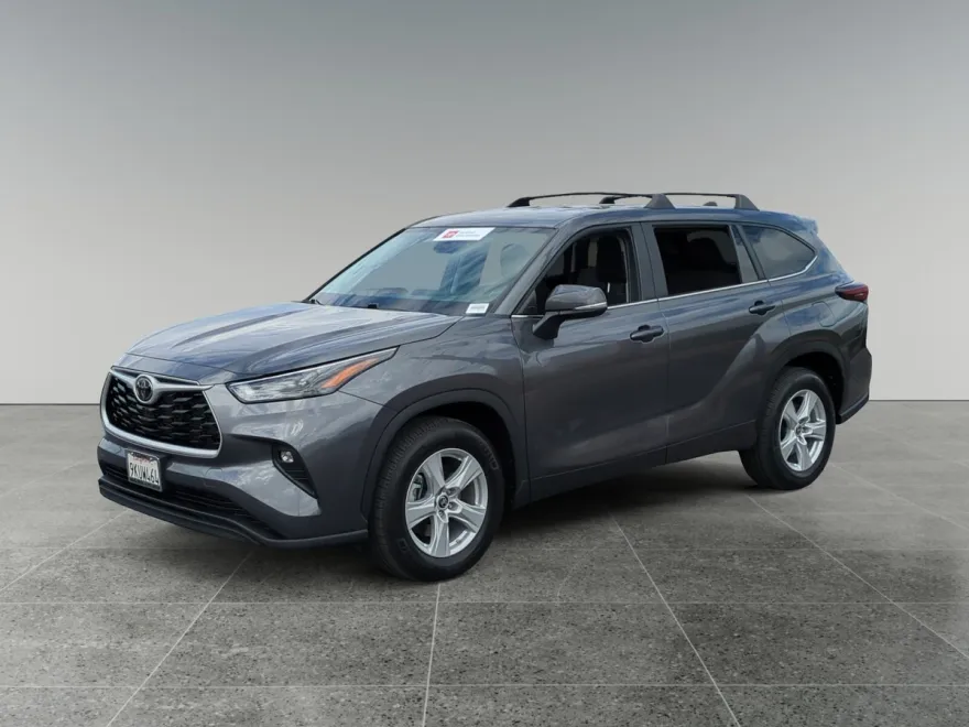 2024 Toyota Highlander LE photo 1