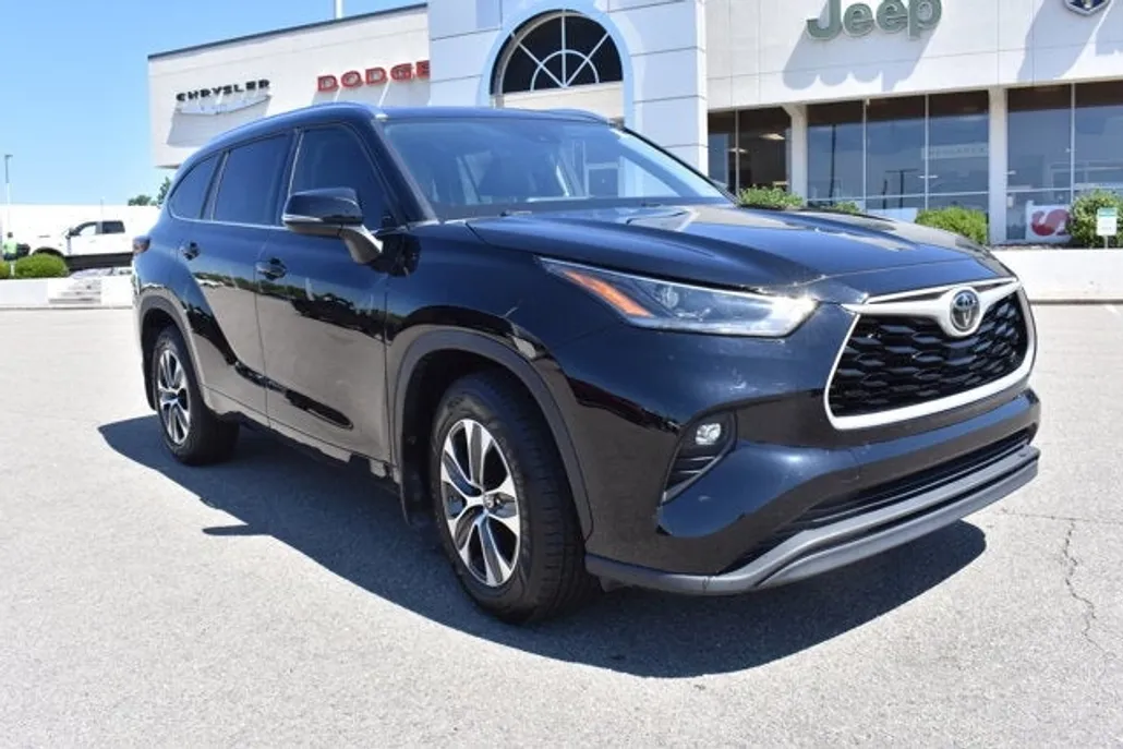 2021 Toyota Highlander XLE photo 1
