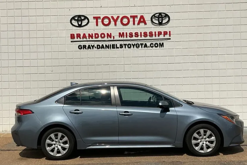 2022 Toyota Corolla LE photo 1