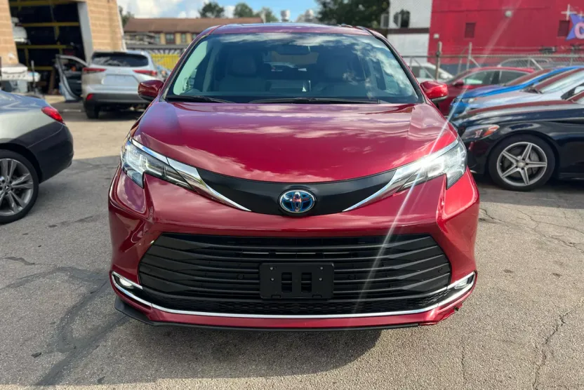 2021 Toyota Sienna XLE photo 1