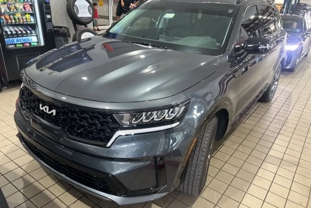 2023 Kia Sorento S photo 1
