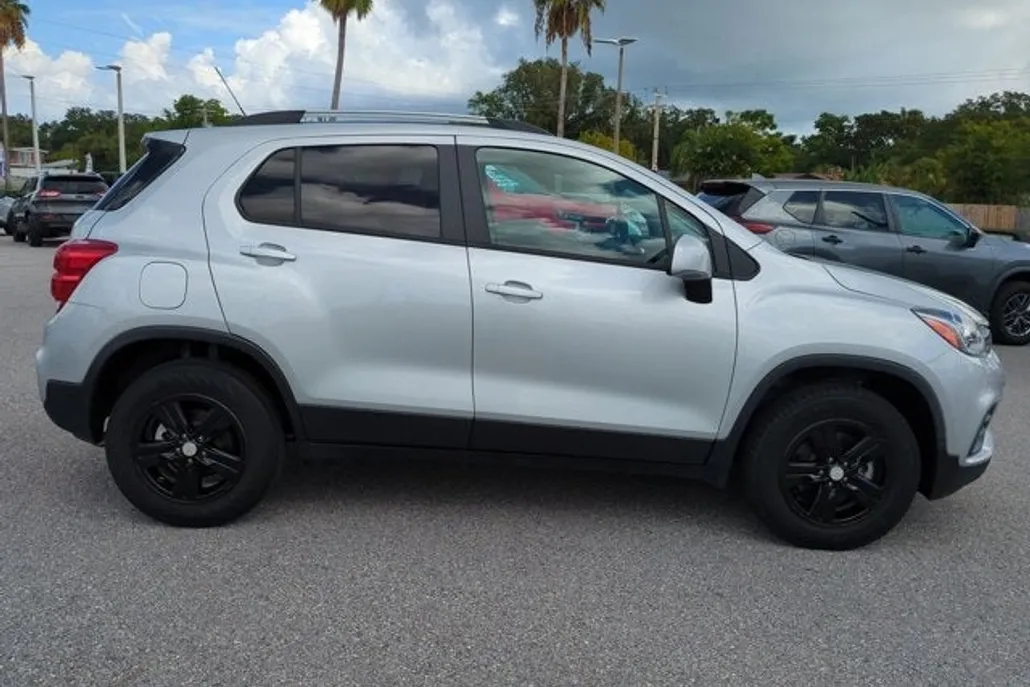 2021 Chevrolet Trax LT photo 1