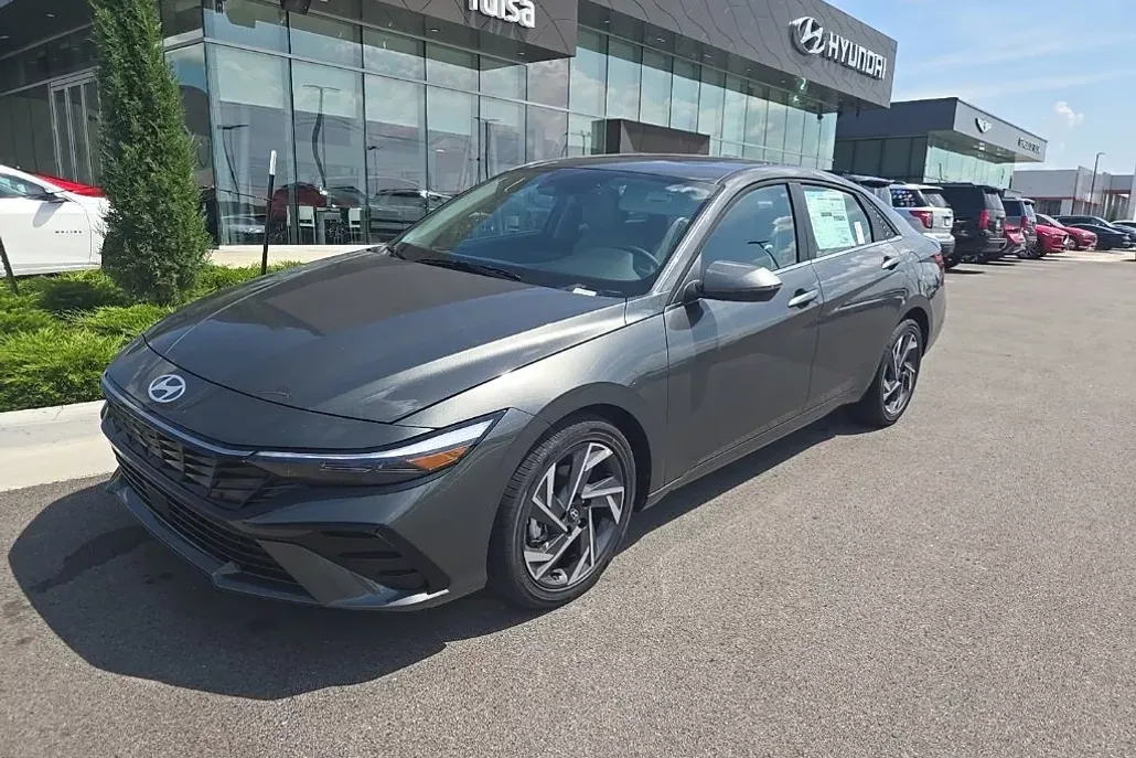 2025 Hyundai Elantra Limited photo 1