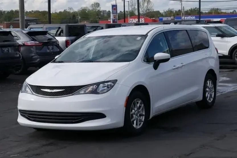 2017 Chrysler Pacifica Touring photo 1