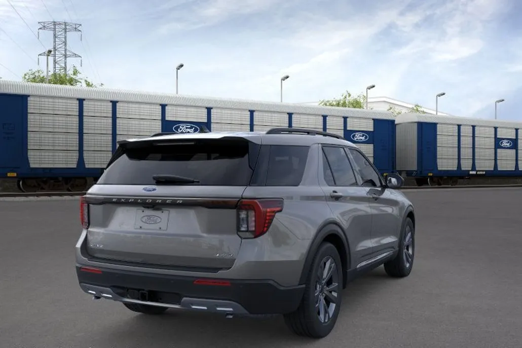2025 Ford Explorer photo 6