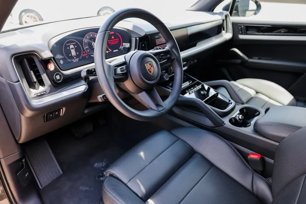 2025 Porsche Cayenne Base photo 1