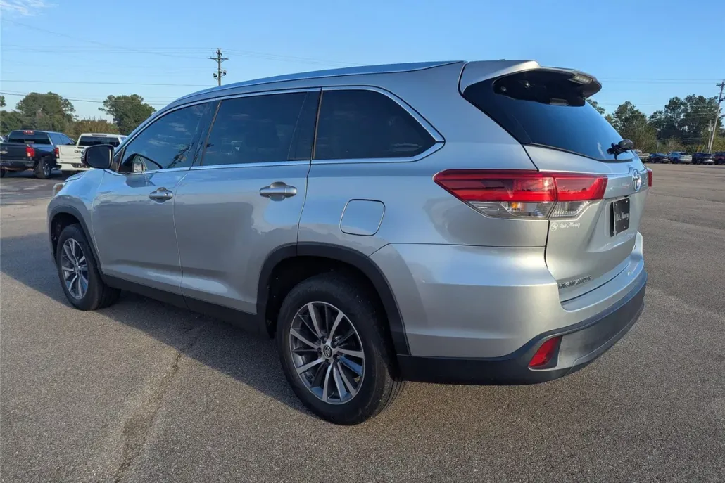 2019 Toyota Highlander SE photo 1