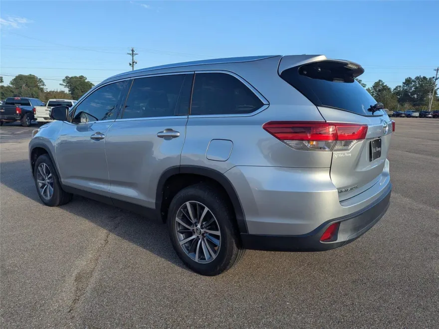 2019 Toyota Highlander SE photo 1