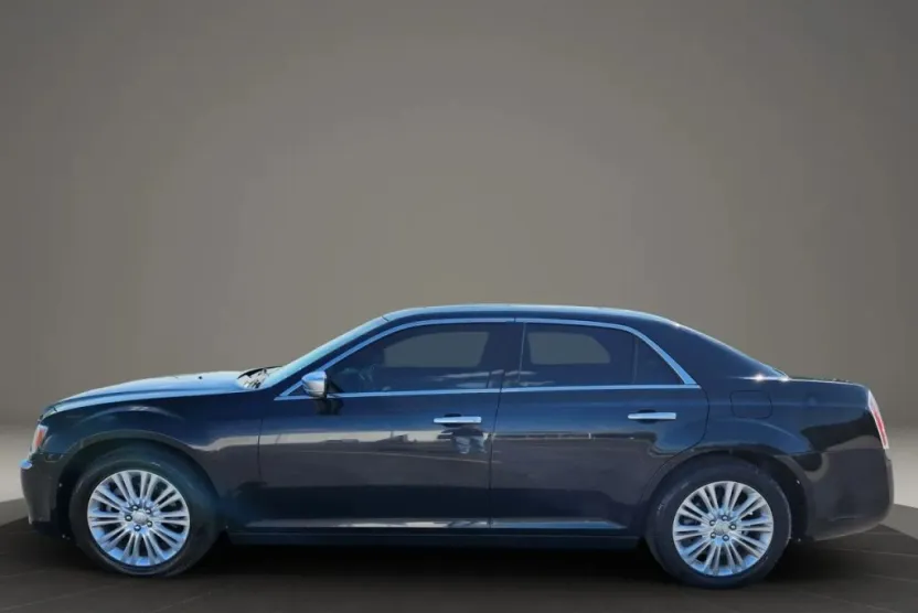 2013 Chrysler 300 Luxury photo 1
