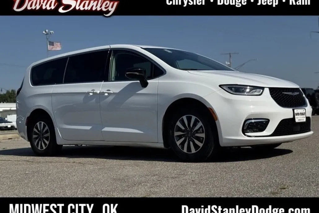 2024 Chrysler Pacifica Hybrid photo 1