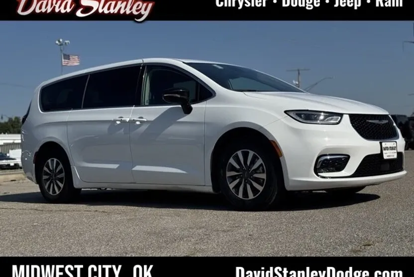 2024 Chrysler Pacifica Hybrid photo 1