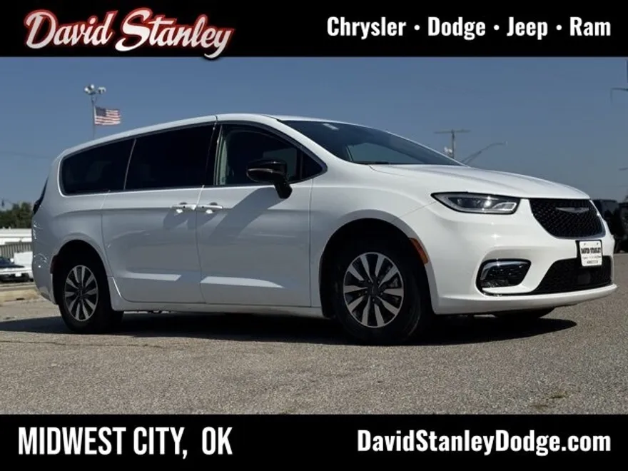 2024 Chrysler Pacifica Hybrid photo 1